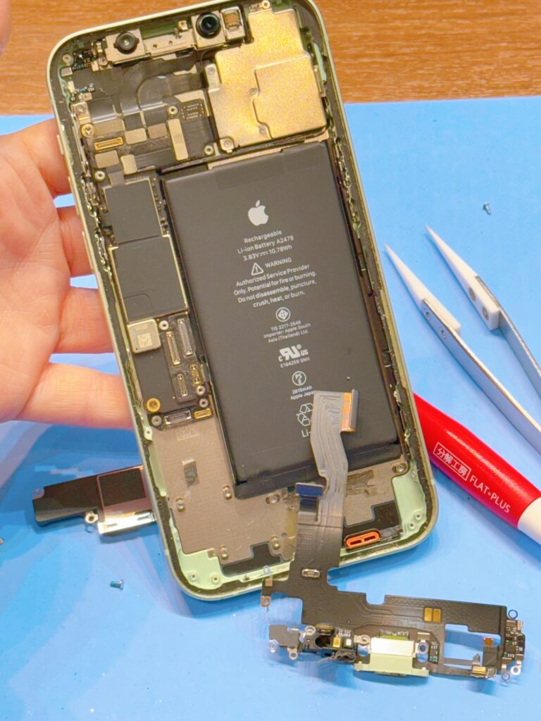 外したiPhone12ドックコネクタ