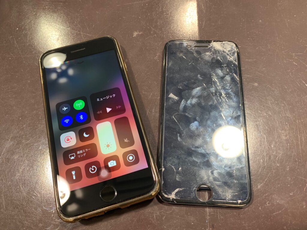 iPhone8 画面交換修理の様子