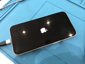 iPhone13 画面交換修理の様子