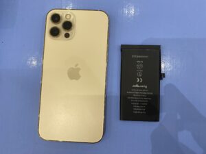 iPhone12Pro バッテリー交換修理の様子