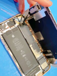 iPhone8 バッテリー交換修理の様子