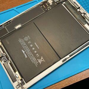 バッテリー交換中のiPad7