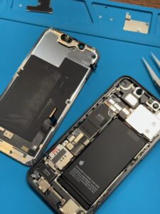 iPhone13mini 画面交換修理の様子