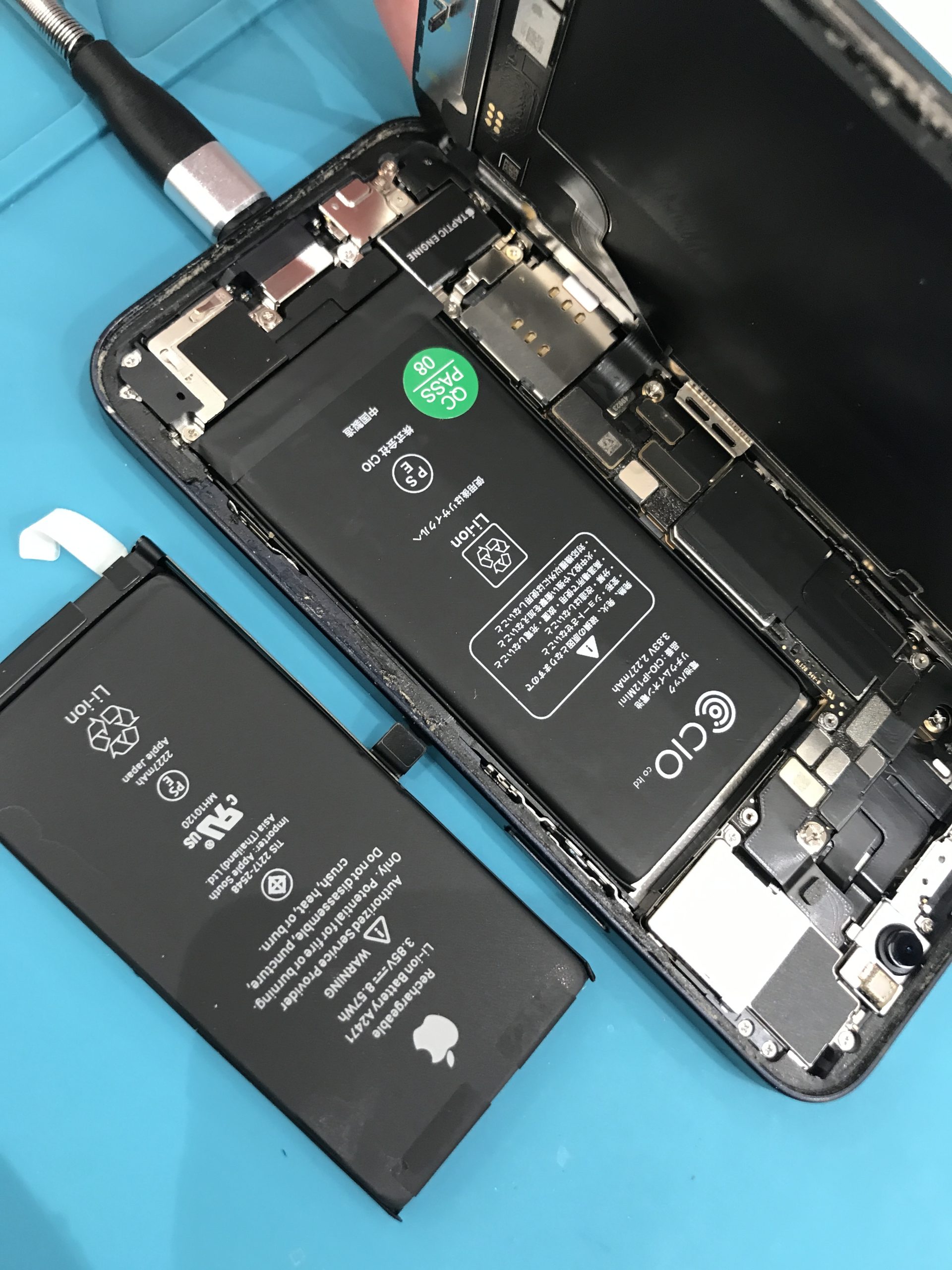 iPhone12mini バッテリー交換修理の様子